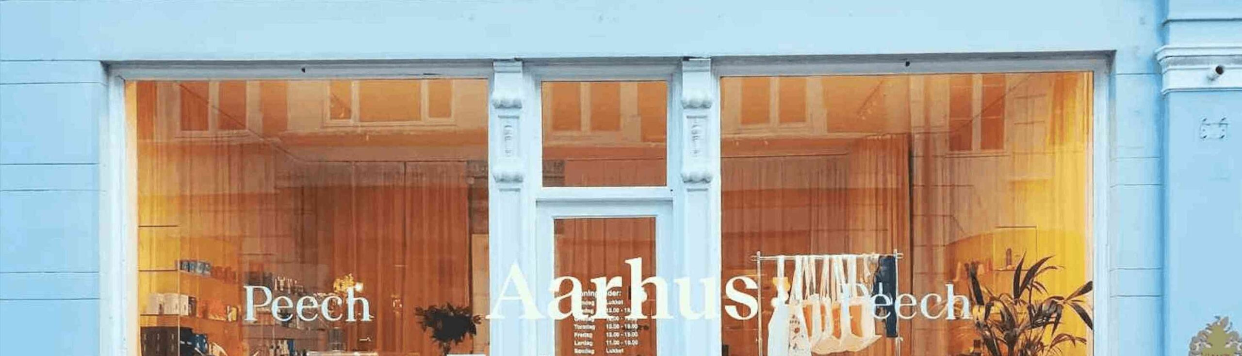 Billede af toppen af Peech butik i Aarhus set udefra